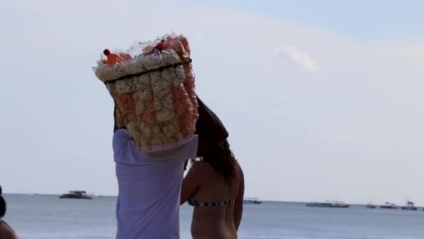 Παραλία Πωλητή Καλάθι Τροφίμων Γυάλινο Κουτί Στο Κεφάλι Playa Del — Αρχείο Βίντεο