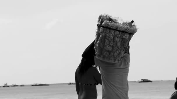 Пляжный Торговец Стеклянной Коробкой Голове Playa Del Carmen Quintana Roo — стоковое видео