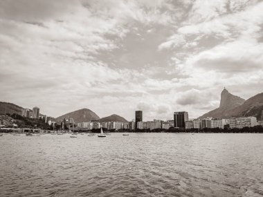 Cristo Redentor: Corcovado Dağı manzarası ve Botafogo Rio de Janeiro Brezilya şehir manzarası.