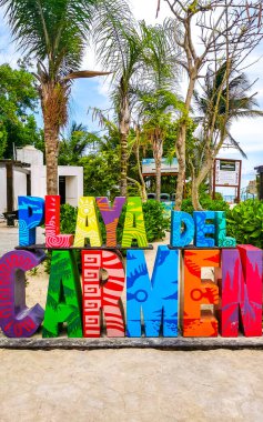 Playa del Carmen Quintana Roo Mexico 01. Haziran 2021 Renkli Playa del Carmen. Playa del Carmen Quintana Roo Meksika plajında işaret levhası..