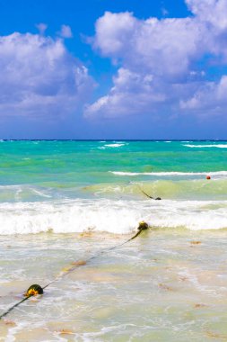 Güzel mavi ve turkuaz Karayip su dalgaları okyanus ve sarı turuncu şamandıra ve ipler Quintana Roo Mexico 'da Playa del Carmen' in sularında.