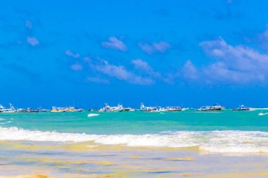 Playa 88 ve Playa del Carmen Quintana Roo Meksika 'daki Punta Esmeralda' dan tropikal Meksika sahili manzaralı rıhtımda vapur vapuru iskelesi ve limanı..