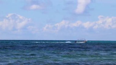 Playa 88 ve Playa del Carmen Quintana Roo Meksika 'daki Punta Esmeralda' dan tropikal Meksika sahili manzaralı rıhtımda vapur vapuru iskelesi ve limanı..