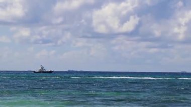 Playa 88 ve Playa del Carmen Quintana Roo Meksika 'daki Punta Esmeralda' dan tropikal Meksika sahili manzaralı rıhtımda vapur vapuru iskelesi ve limanı..