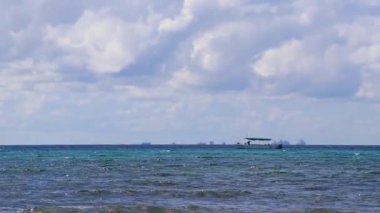 Playa 88 ve Playa del Carmen Quintana Roo Meksika 'daki Punta Esmeralda' dan tropikal Meksika sahili manzaralı rıhtımda vapur vapuru iskelesi ve limanı..