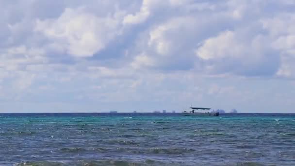 プラヤ88とプラヤ カルメン キンタナ メキシコのプンタ エスメラルダからの熱帯メキシコのビーチパノラマビューでボートヨット船の桟橋と港 — ストック動画