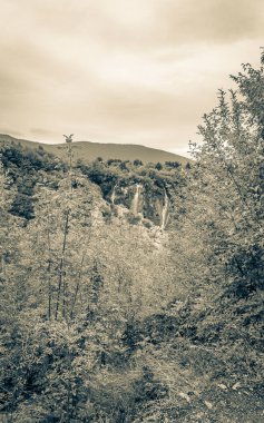 Plitvice Gölleri Ulusal Parkı Hırvatistan su manzarasını turkuvaz haline getirdi Avrupa 'nın En İyi Durgunlukları.