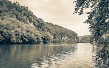Plitvice Lakes Ulusal Parkı Hırvatistan 'da turkuaz mavi ve yeşil sularla renklendirilmiş manzara.