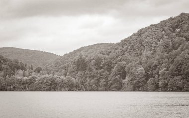 Plitvice Lakes Ulusal Parkı Hırvatistan 'da turkuaz mavi ve yeşil sularla renklendirilmiş manzara.