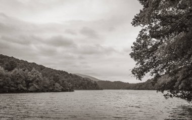 Plitvice Lakes Ulusal Parkı Hırvatistan 'da turkuaz mavi ve yeşil sularla renklendirilmiş manzara.