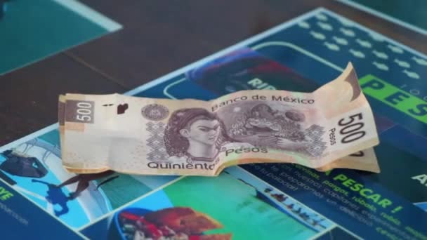 Holboxキンタナ ルーメキシコ22 2021年12月メキシコのお金500ペソ札はキンタナ メキシコのアイラ ホルボックス島のテーブルの上にあります — ストック動画