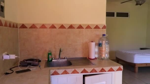 Playa Del Carmenキンタナ ルーメキシコ21 2022年9月プラヤ カルメンキンタナ ロメキシコにベッドテーブルトイレテレビと冷蔵庫付きのシンプルな小さなアパートホテルの部屋 — ストック動画