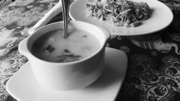 Тайский Азиатский Суп Рисом Лапшой Белой Тарелке Саху Таланге Острове — стоковое видео