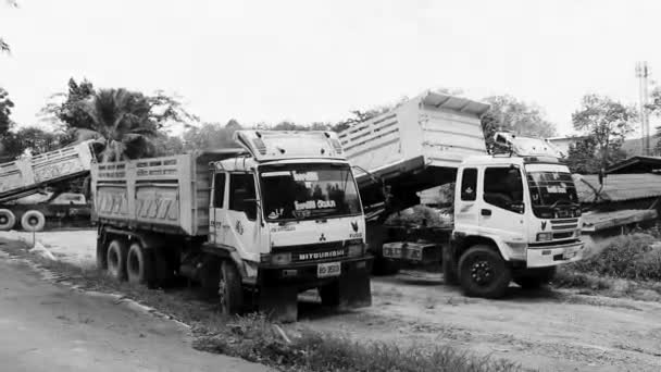 태국의 2018 Old Dirty Truck Dump Naithon Beach Construction Site — 비디오