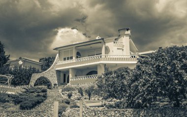 Novi Vinodolski Hırvatistan 'daki tipik beyaz konut otel binası.