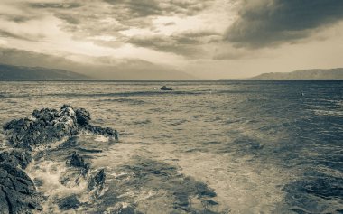 Novi Vinodolski Hırvatistan 'da muhteşem turkuaz ve kayalık plaj ve gezinti güvertesi.