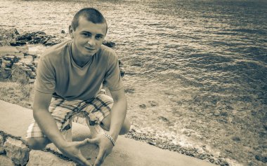 Novi Vinodolski Hırvatistan plajındaki turkuaz, mavi su ve deniz manzaralı harika turist genç modeli.