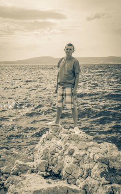 Novi Vinodolski Hırvatistan plajındaki turkuaz, mavi su ve deniz manzaralı harika turist genç modeli.