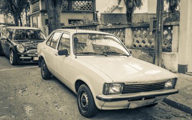 Novi Vinodolski Hırvatistan 'ın ön cephesinden güzel, eski, sarı bir klasik araba..