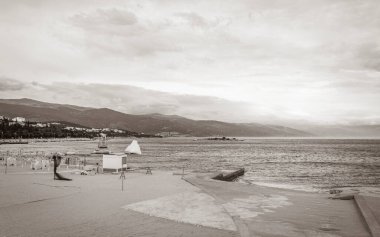 Novi Vinodolski Hırvatistan 'da harika kum ve kayalık plaj ve gezinti güvertesi.