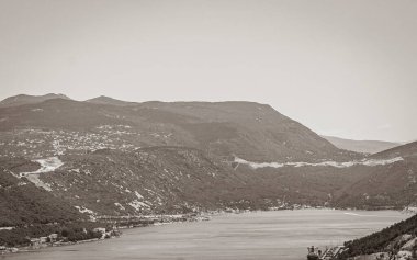 Bakar Hırvatistan 'daki Bakarski zaliv mavi körfezi ve limanı.