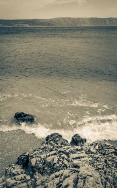 Novi Vinodolski Hırvatistan 'da harika kum ve kayalık plaj ve gezinti güvertesi.