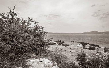 Novi Vinodolski deniz manzarası ve dağlar güzel Hırvatlarla manzaralı.