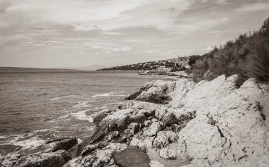 Novi Vinodolski Hırvatistan 'da muhteşem turkuaz ve kayalık plaj ve gezinti güvertesi.