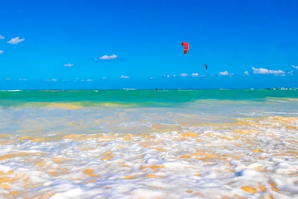 Playa del Carmen Meksika 'da berrak turkuaz mavi sularla tropikal Meksika sahili manzarası ve Karayip denizinde dalgalar.