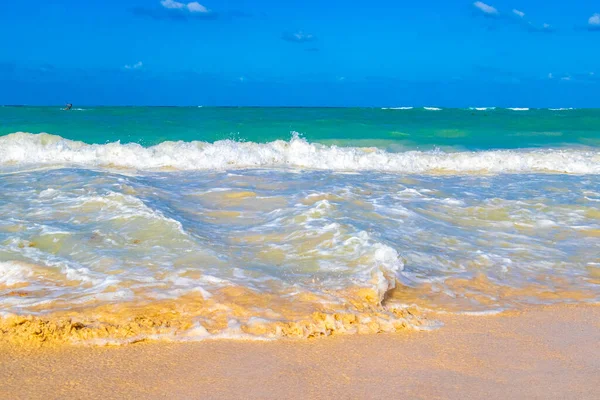 Playa del Carmen Meksika 'da berrak turkuaz mavi sularla tropikal Meksika sahili manzarası ve Karayip denizinde dalgalar.