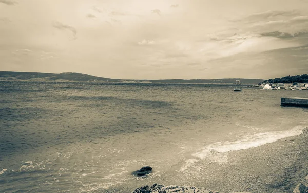 Novi Vinodolski Hırvatistan 'da harika kum ve kayalık plaj ve gezinti güvertesi.