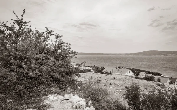 Novi Vinodolski deniz manzarası ve dağlar güzel Hırvatlarla manzaralı.