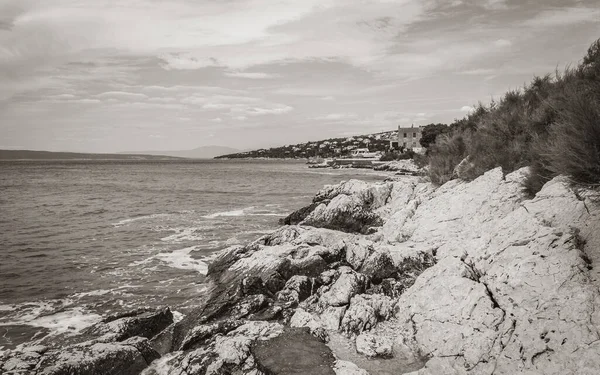 Novi Vinodolski Hırvatistan 'da muhteşem turkuaz ve kayalık plaj ve gezinti güvertesi.