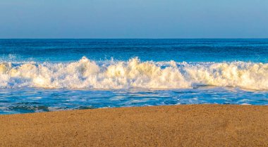 Zicatela Puerto Escondido Oaxaca 'da büyük sörfçü dalgaları..