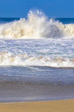 Zicatela Puerto Escondido Oaxaca 'da büyük sörfçü dalgaları..
