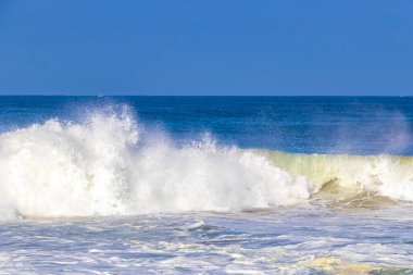 Zicatela Puerto Escondido Oaxaca 'da büyük sörfçü dalgaları..