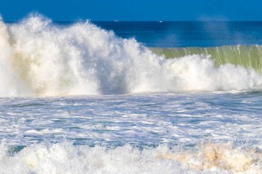 Zicatela Puerto Escondido Oaxaca 'da büyük sörfçü dalgaları..
