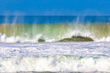 Zicatela Puerto Escondido Oaxaca 'da büyük sörfçü dalgaları..