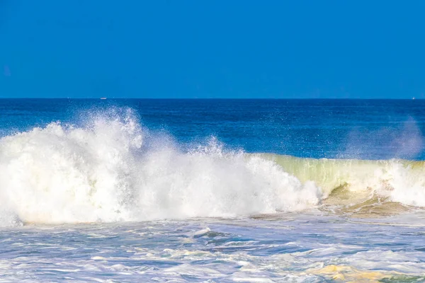 Zicatela Puerto Escondido Oaxaca 'da büyük sörfçü dalgaları..