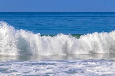 Zicatela Puerto Escondido Oaxaca 'da büyük sörfçü dalgaları..