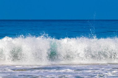 Zicatela Puerto Escondido Oaxaca 'da büyük sörfçü dalgaları..