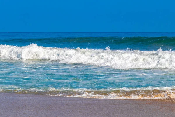 Zicatela Puerto Escondido Oaxaca 'da büyük sörfçü dalgaları..