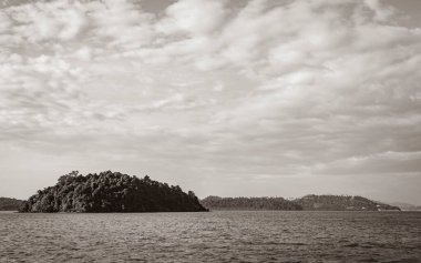 Tanintharyi Myanmar Birma 'daki Tropik Cennet Adası Pulo Ru ve Kawthaung manzara manzarası.