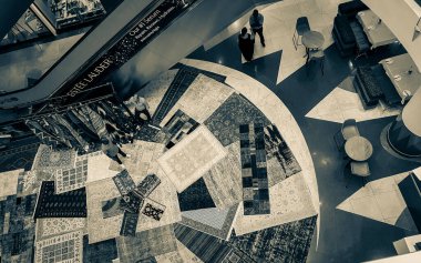 İçerideki alışveriş merkezi yukarıdan görünüyor. Cape Town, Güney Afrika 'da satılık Doğu halıları.