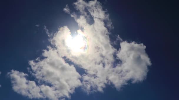 太陽はプラヤデルカルメンキンタナの青い空の背景を持つ雲の後ろから出てくる Roo Mexico — ストック動画