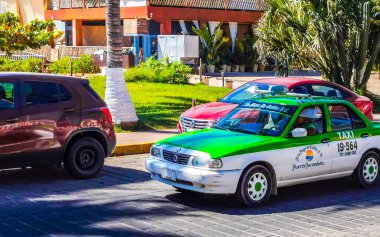 Puerto Escondido Oaxaca Meksika 2023 Puerto Escondido Zicatela Oaxaca 'da yeşil turkuaz turuncu bir taksi..