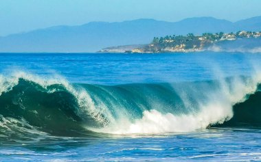 Zicatela Puerto Escondido Oaxaca 'da büyük sörfçü dalgaları..