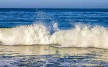 Zicatela Puerto Escondido Oaxaca 'da büyük sörfçü dalgaları..
