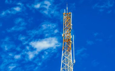 Mavi arka plan radyasyonlu kırmızı beyaz 5G kulesi Zicatela Puerto Escondido Oaxaca Meksika 'da bizi öldürüyor..