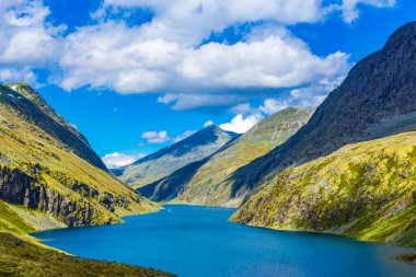 İskandinavya 'daki Rondane Ulusal Parkı Ringbu Innlandet Norveç' te el değmemiş doğa nehirleri, kayalar ve göller ile güzel bir dağ manzarası..